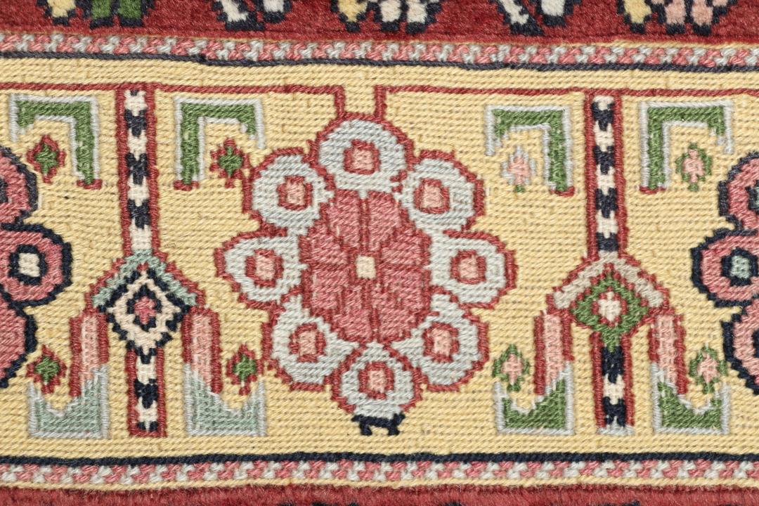 Een rechthoekig Afghaans Kelim Golbarjasta tapijt met een levendig veelkleurig geometrisch en bloemmotief.