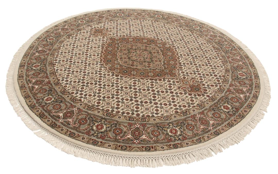 Rundt Tabriz-tæppe med indviklede mønstre i beige, brun og rød, håndlavet i Indien.