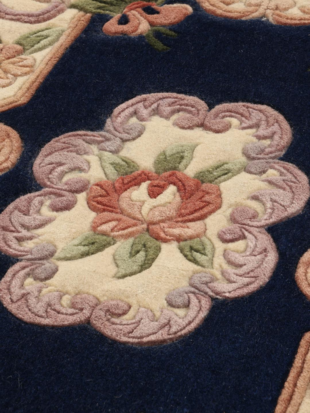 Et håndknyttet blåt og beige blomstertæppe fra Kina