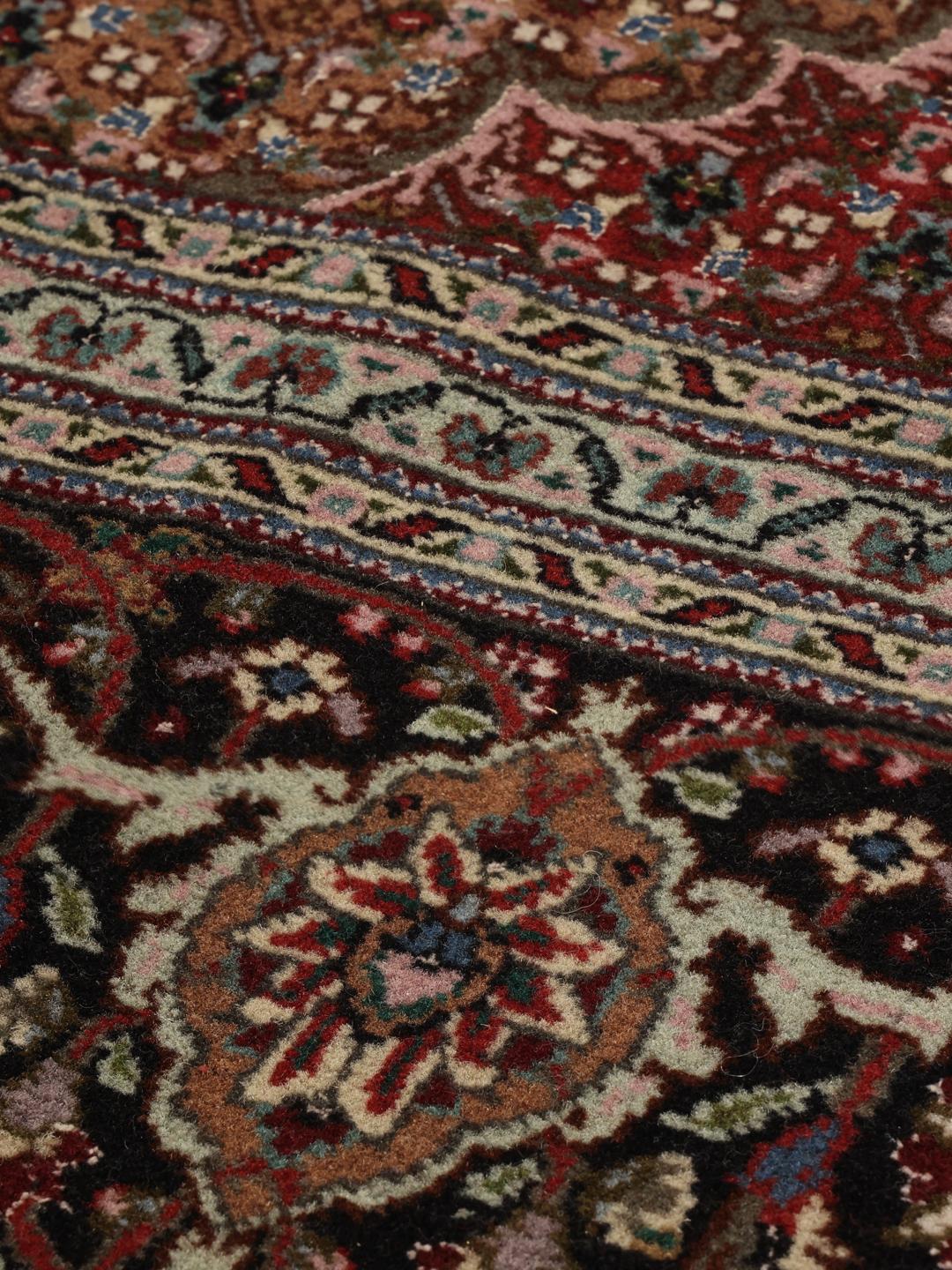 Håndknyttet Tabriz-tæppe fra Mellemøsten i røde og beige nuancer