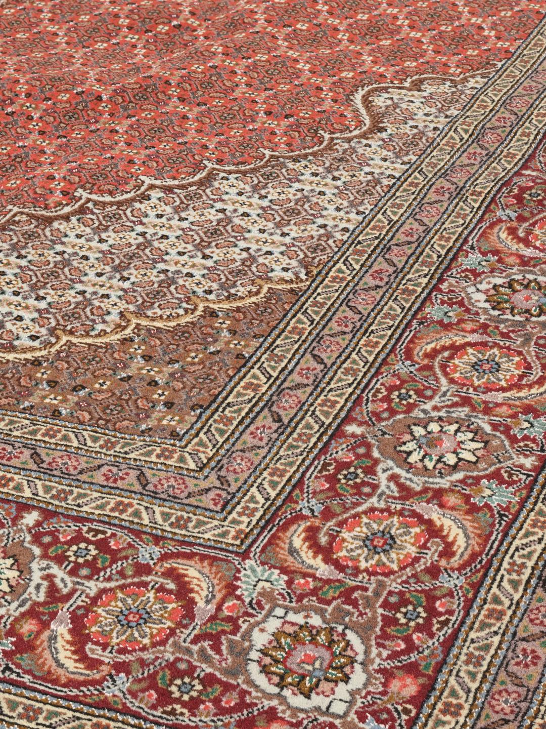 Handgeknoopt Tabriz tapijt uit het Midden-Oosten in levendige rode tinten
