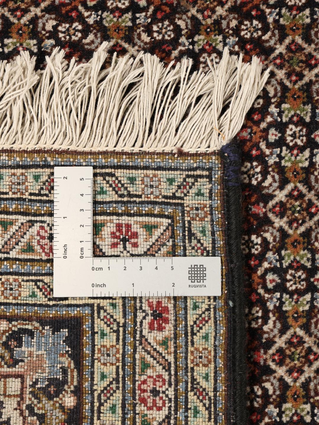 Et stort håndknyttet Tabriz 40 Raj-tæppe fra Mellemøsten i røde og sorte toner