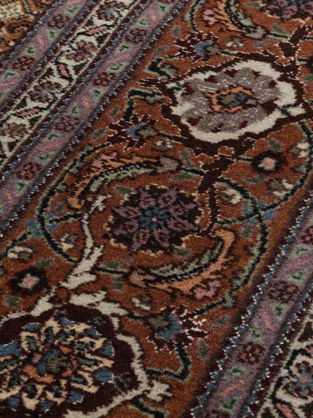 Et unikt håndknyttet Tabriz tæppe fra Mellemøsten i brune toner