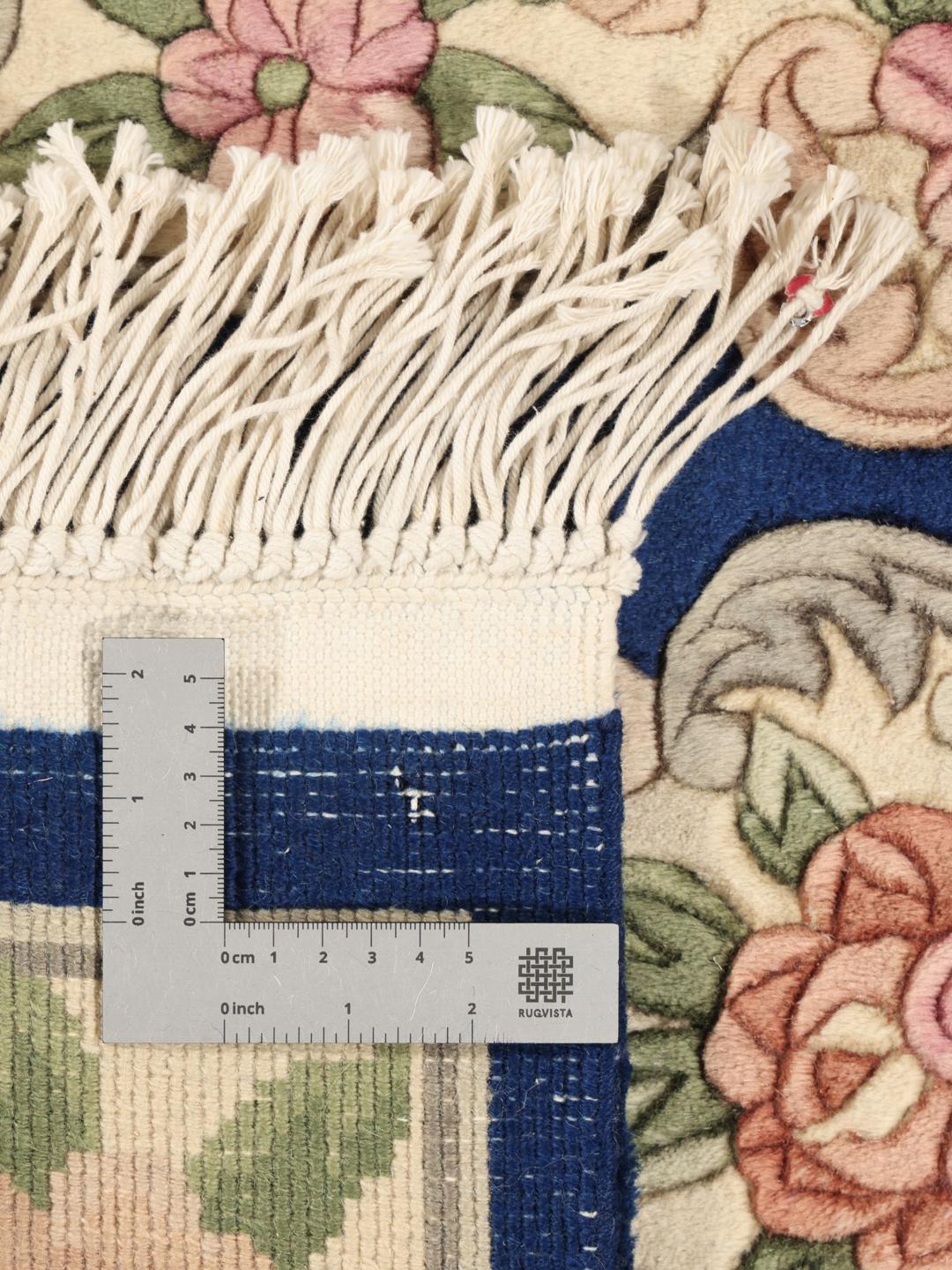 Håndknyttet kinesisk tæppe med blomstermotiver på blå bund