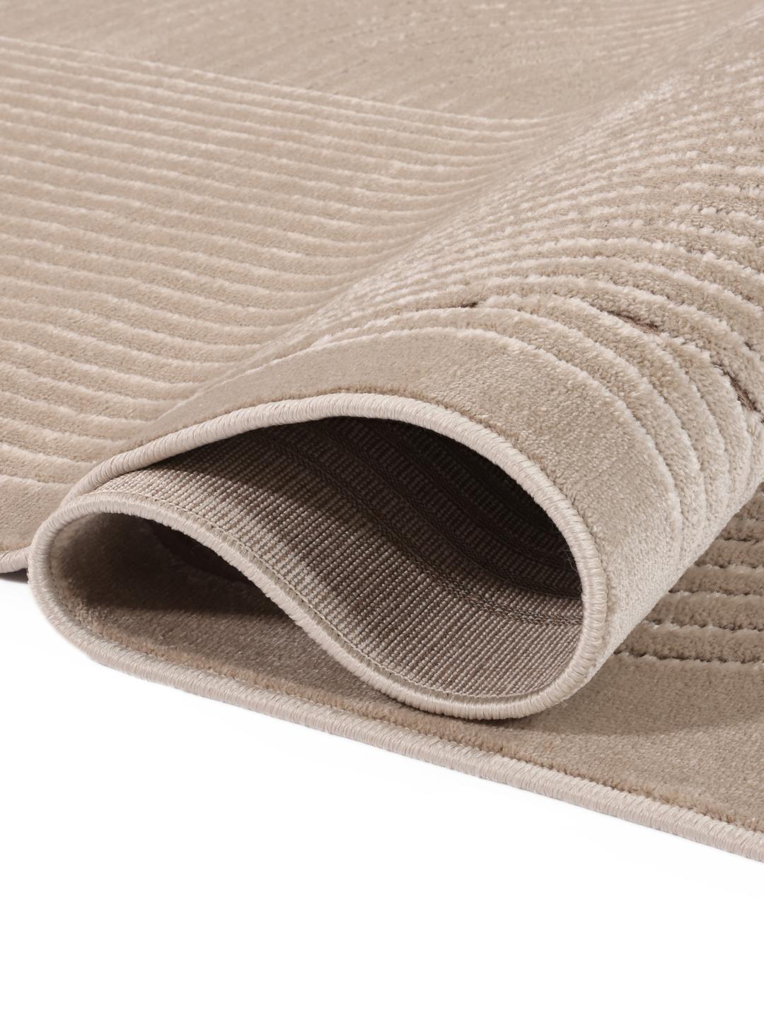 Beige tapijt met gestructureerde lijnen