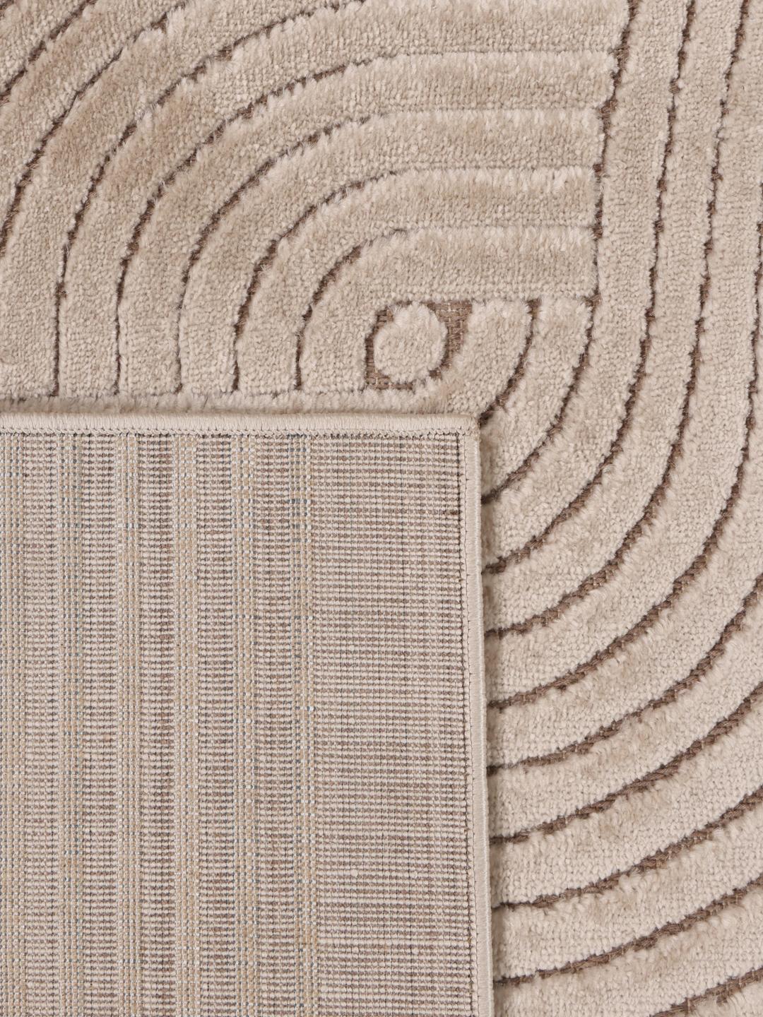 Beige tæppe med strukturerede linjer