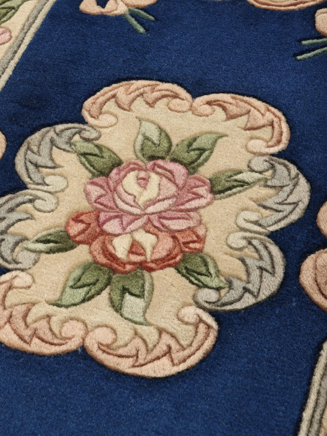 Håndknyttet kinesisk tæppe med blå bund og blomstermønster