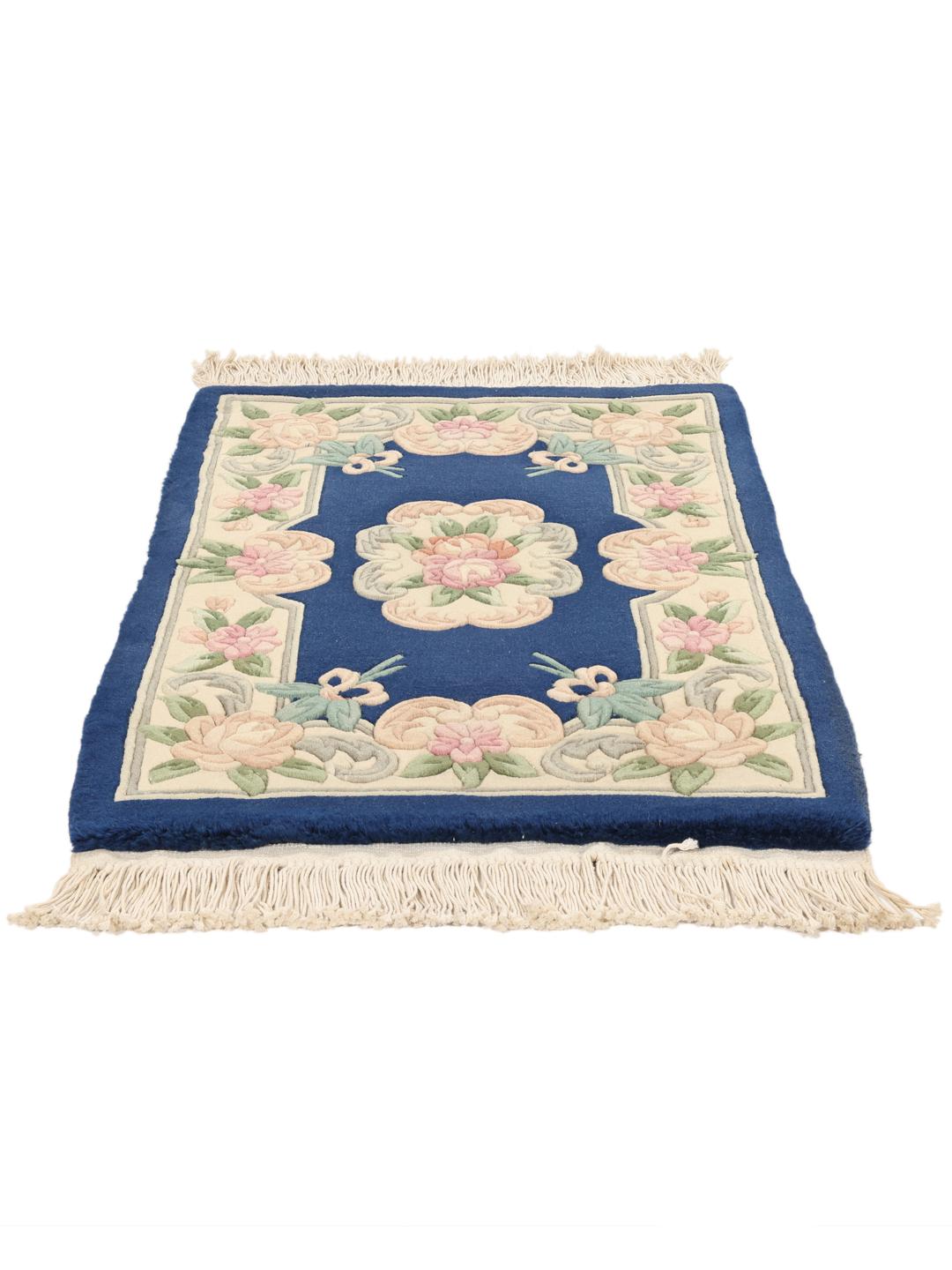Håndknyttet kinesisk tæppe med blomstermotiver i blå og beige.