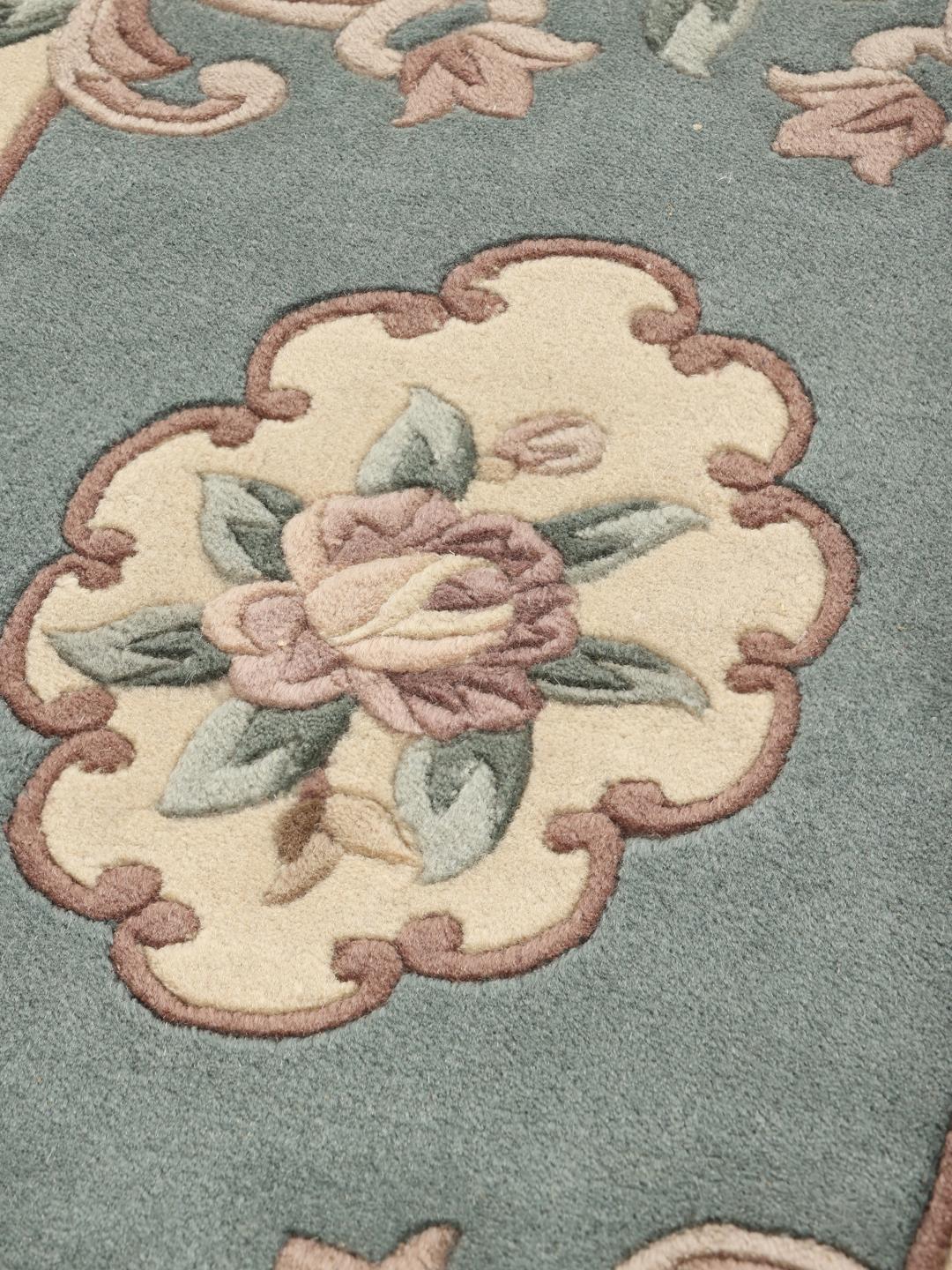 Håndknyttet tæppe fra Kina med blomstermønster i lyseblå og beige