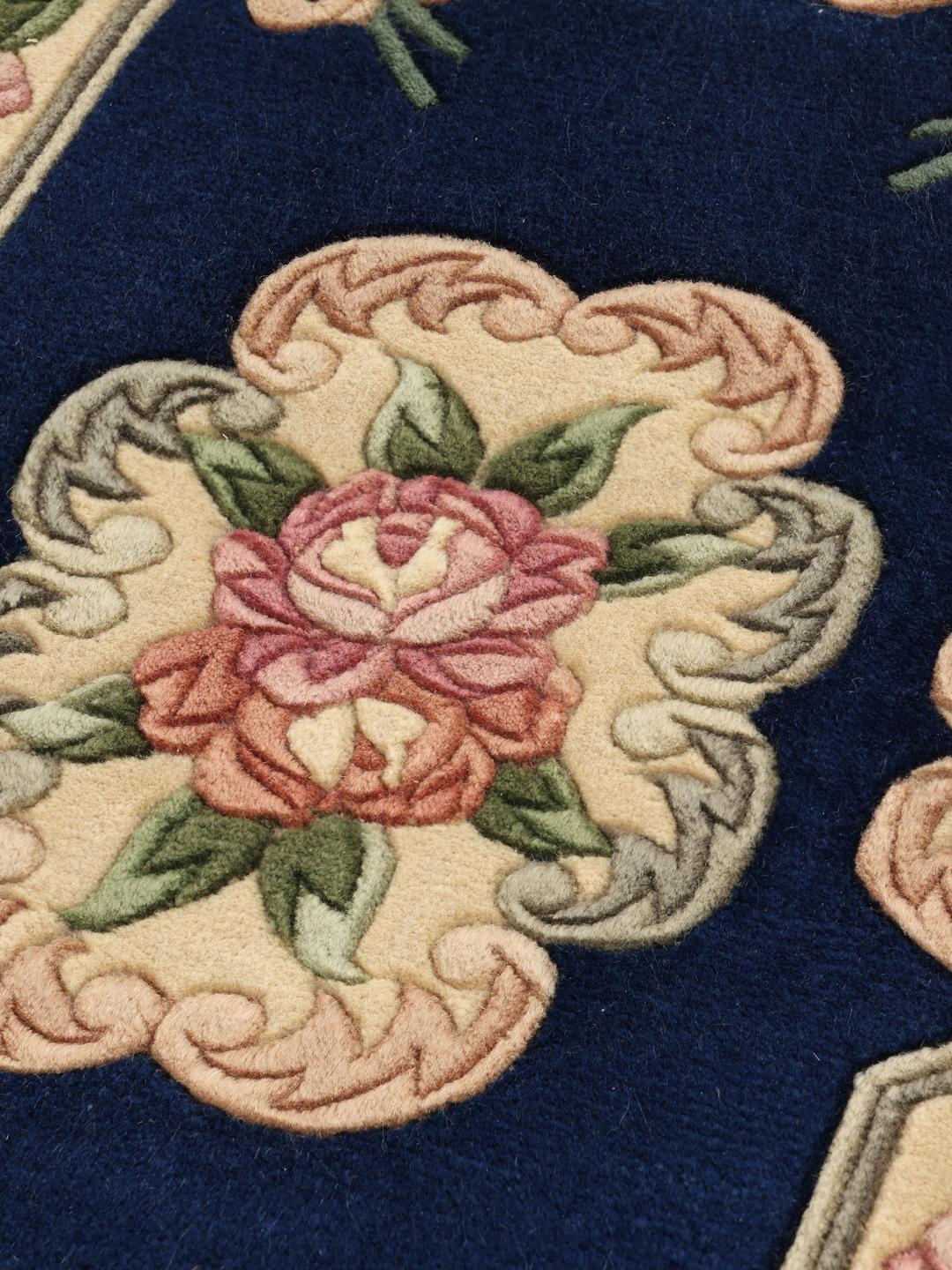 Håndknyttet kinesisk tæppe med blomstermotiver på blå bund