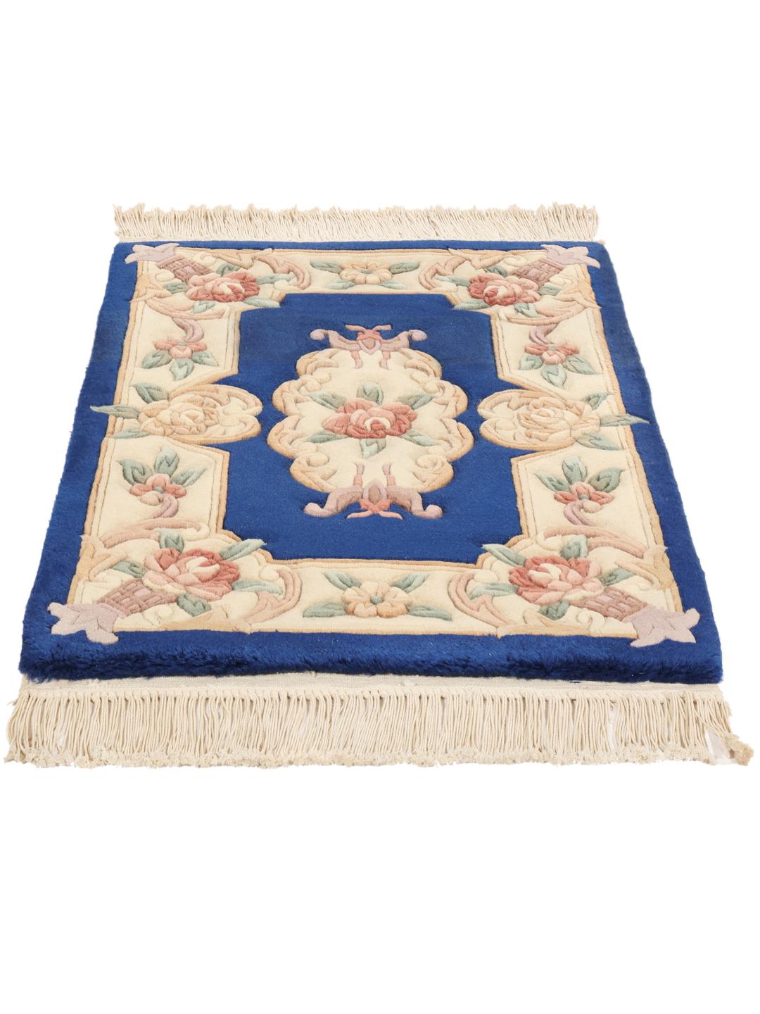 Hand-knotted Chinese rug with floral motifs in blue and cream