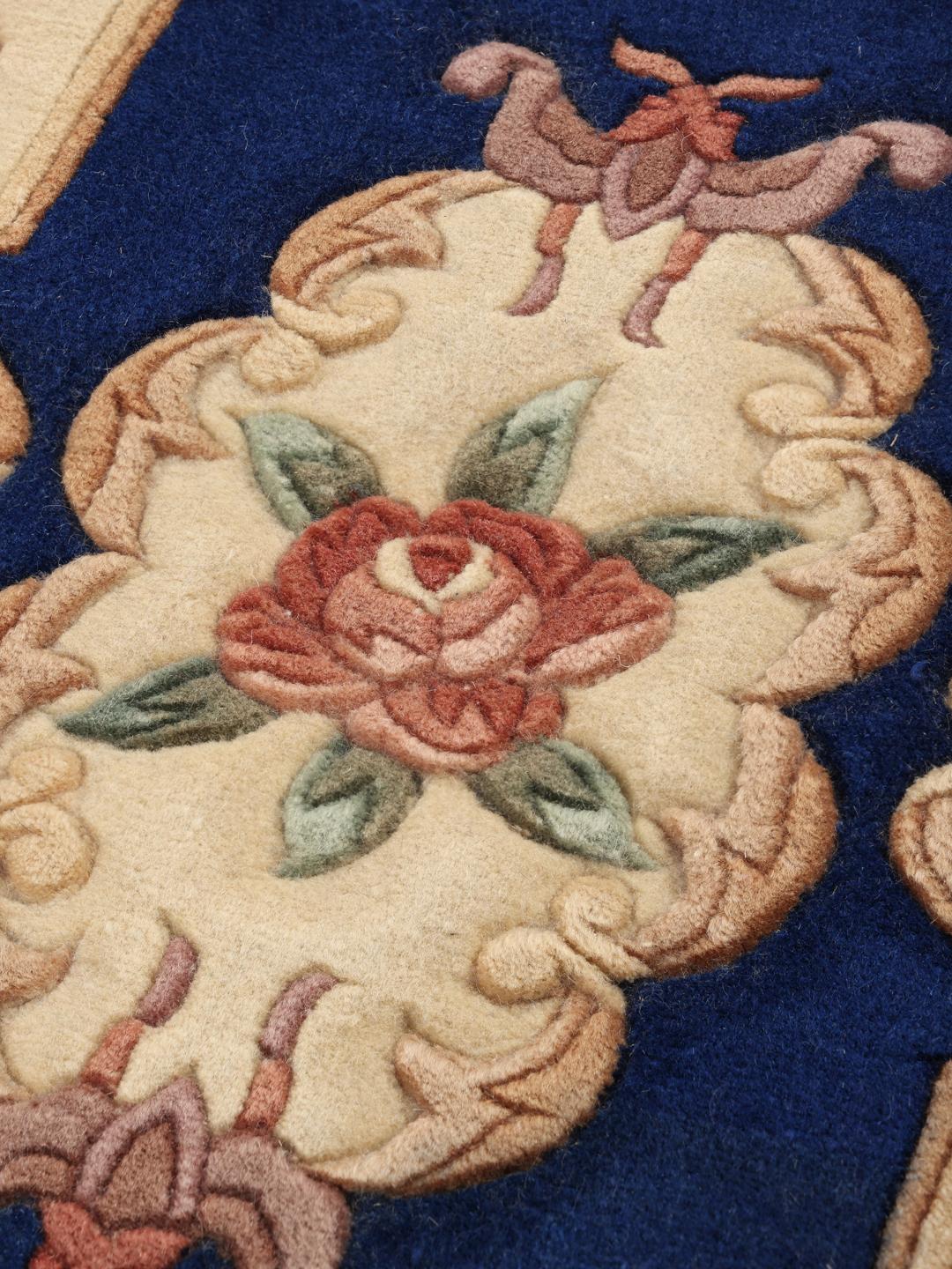 Hand-knotted Chinese rug with floral motifs in blue and cream