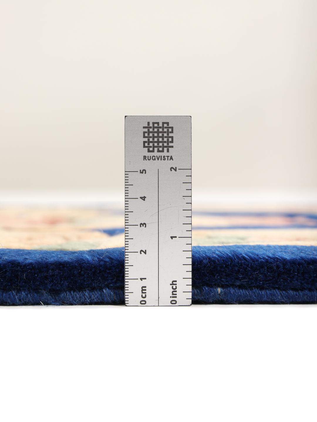 Hand-knotted Chinese rug with floral motifs in blue and cream