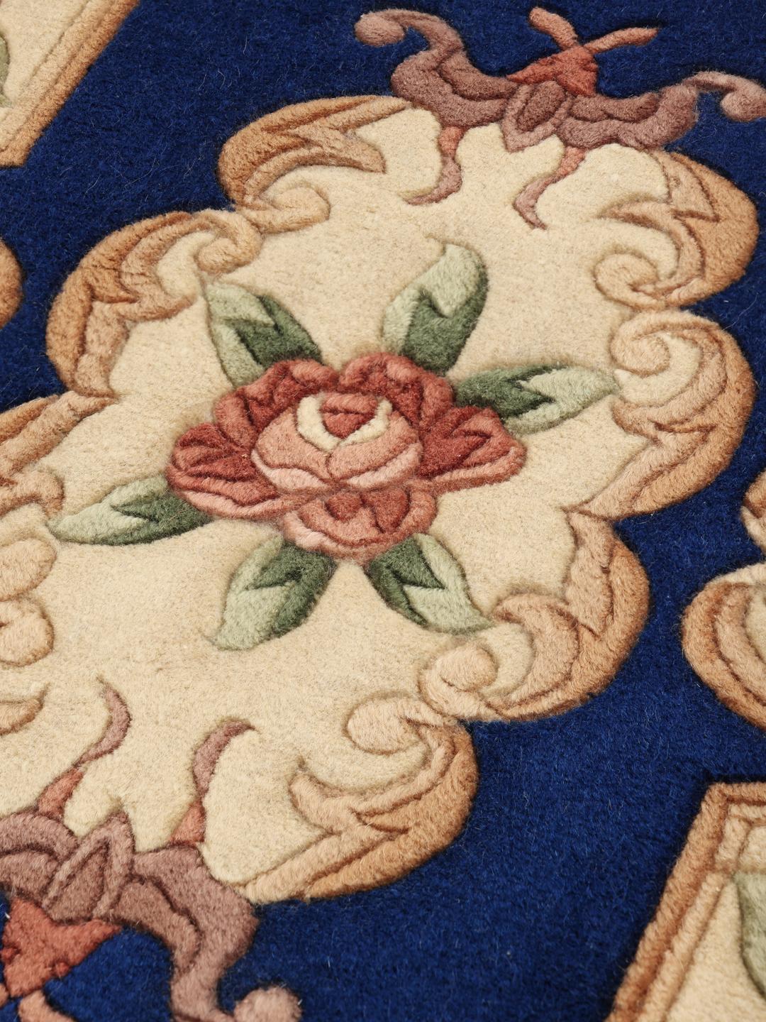 Håndknyttet blomstret tæppe fra Kina i blå og beige nuancer