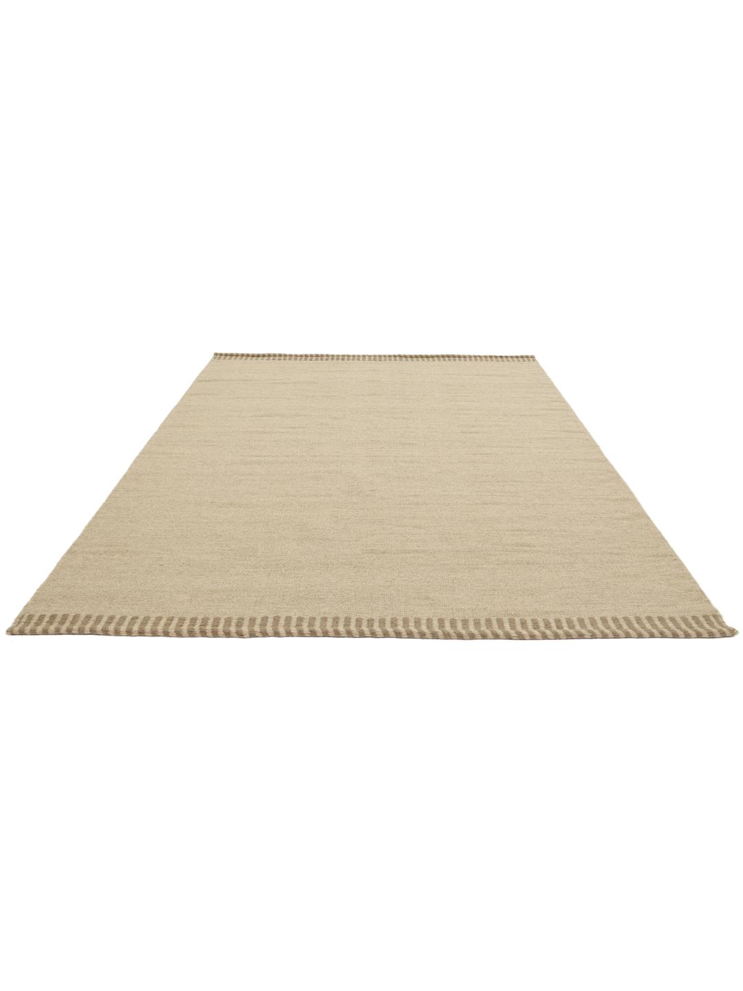 Beige tæppe med enkel vævet tekstur