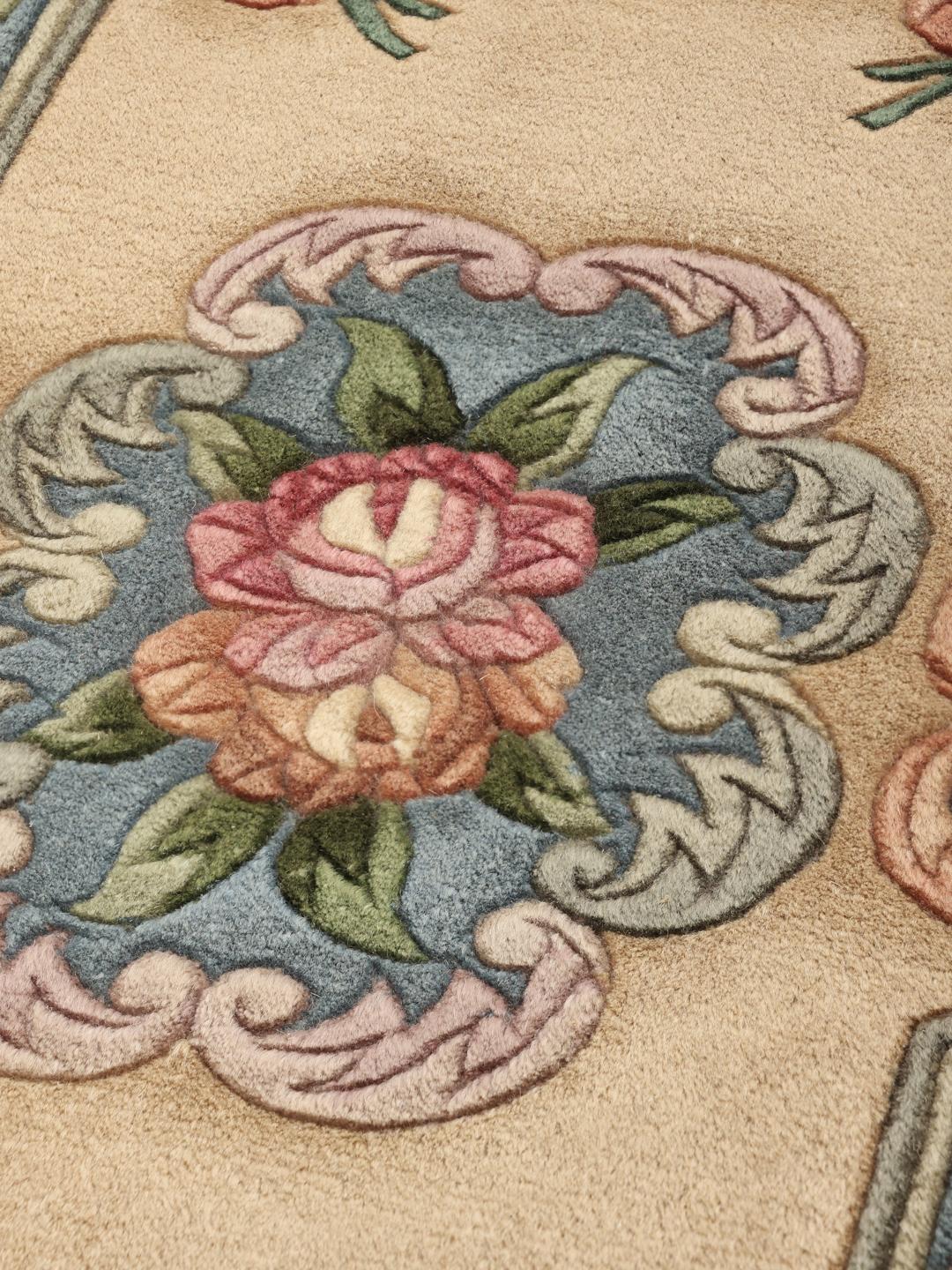 Håndknyttet blomstret tæppe fra Kina i beige og bløde blå toner