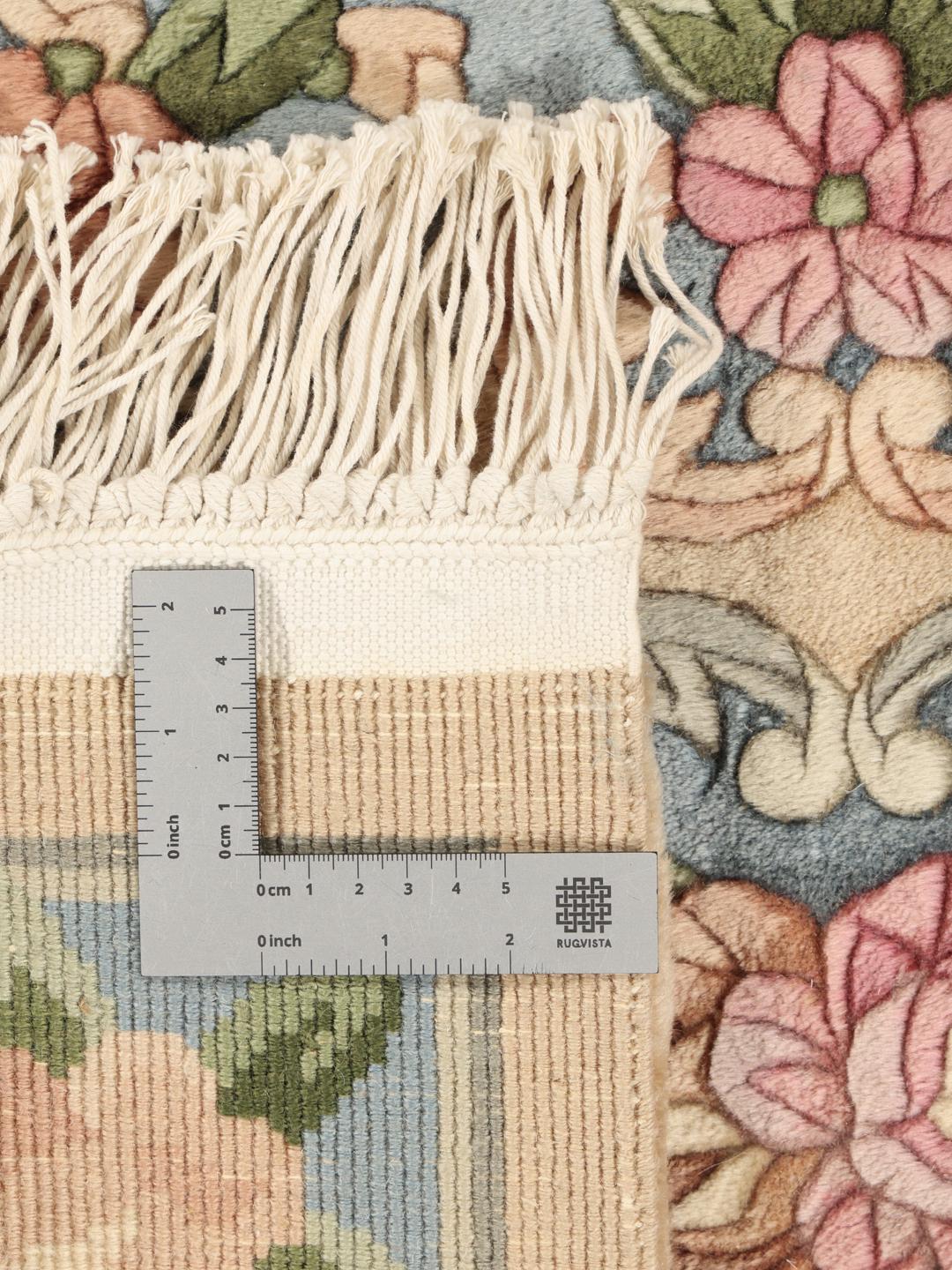 Håndknyttet blomstret tæppe fra Kina i beige og bløde blå toner