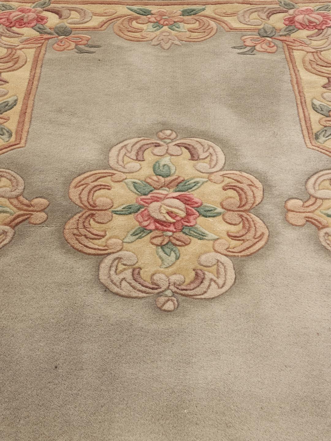 Håndknyttet blomstret kinesisk tæppe i bløde beige og pastelfarvede toner
