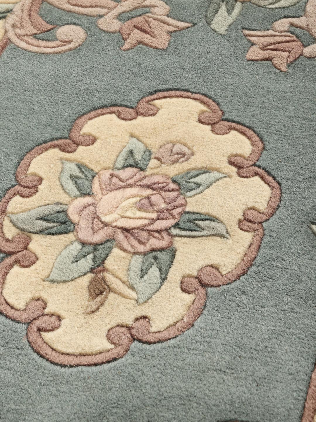 Håndknyttet kinesisk tæppe med et blomstermønster i lyseblå og beige