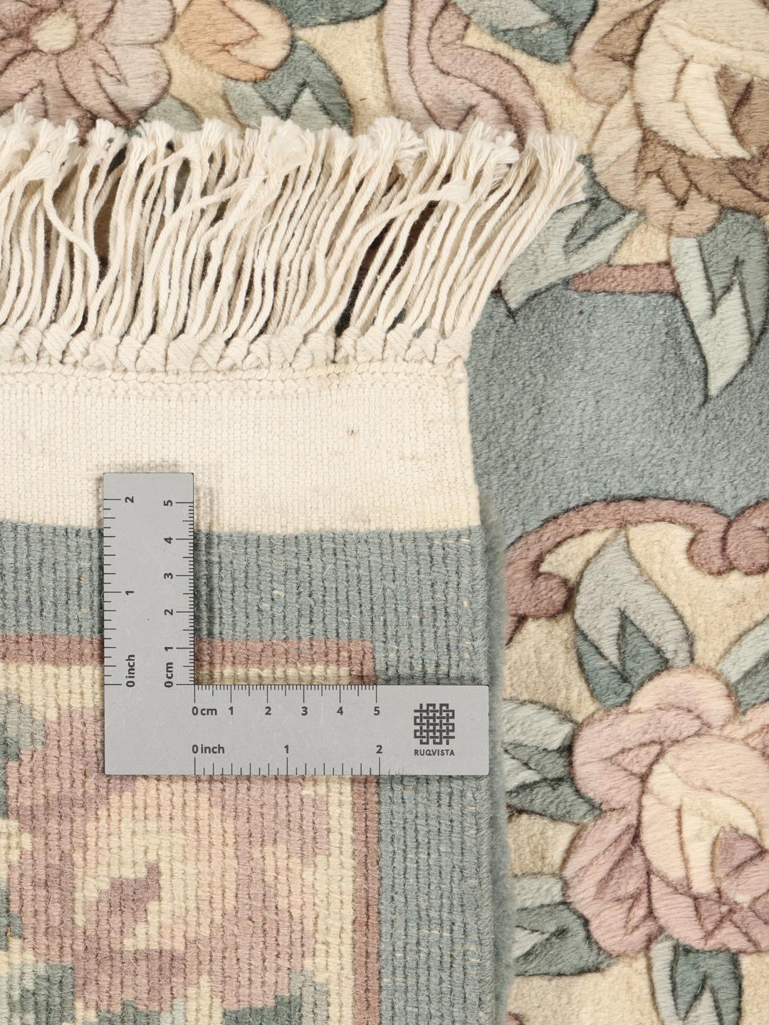 Håndknyttet kinesisk tæppe med et blomstermønster i lyseblå og beige