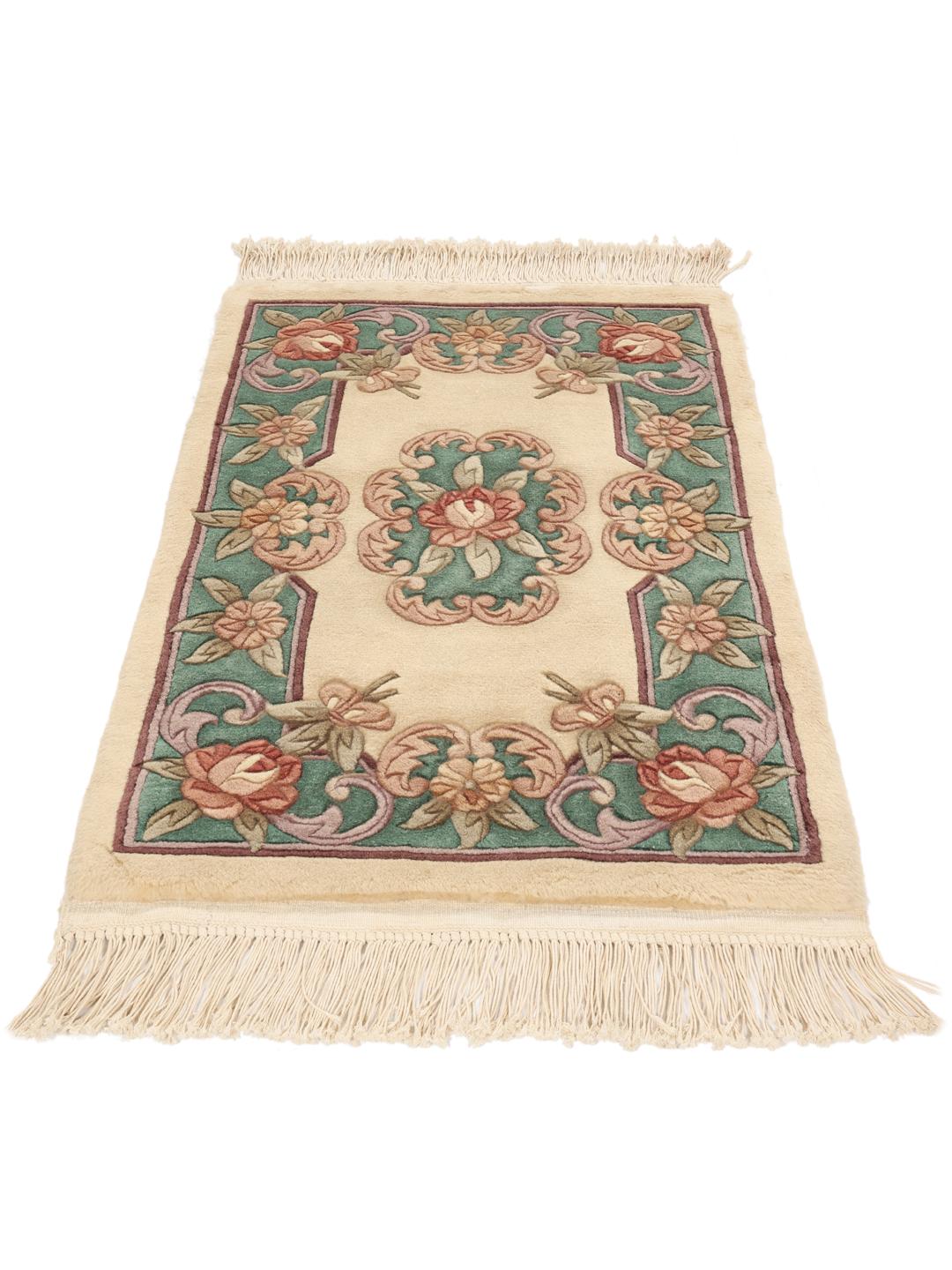 Een rechthoekig handgeknoopt tapijt uit China met een bloemenpatroon in beige en groen.