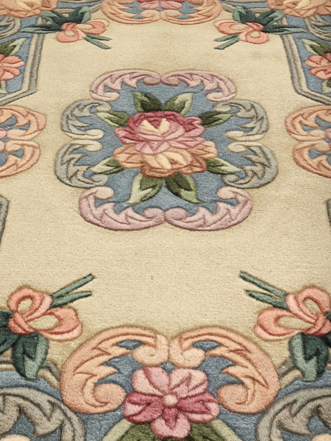 Håndknyttet kinesisk tæppe med blomstermotiver i blå og beige