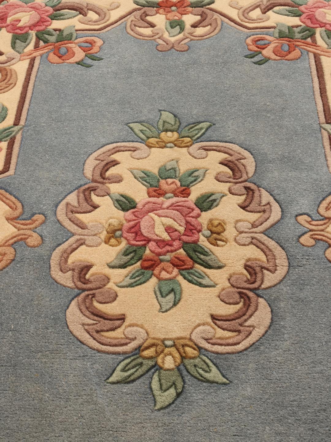 Håndknyttet kinesisk tæppe med blomstermønster i blå og beige nuancer