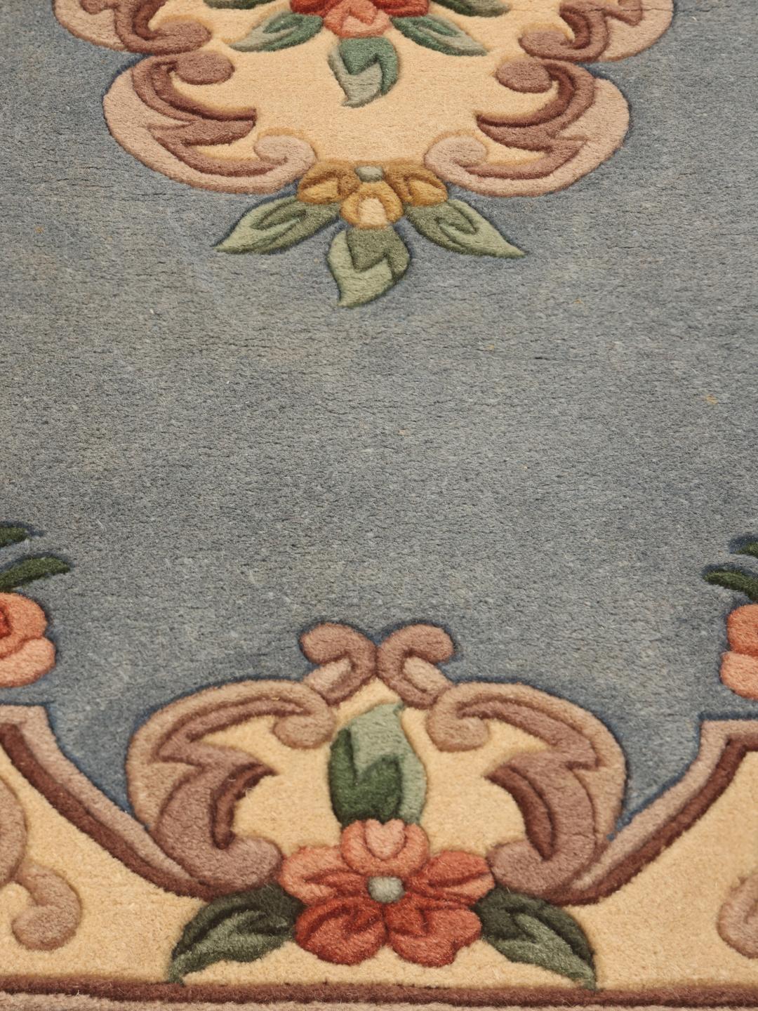 Håndknyttet kinesisk tæppe med blomstermønster i blå og beige nuancer