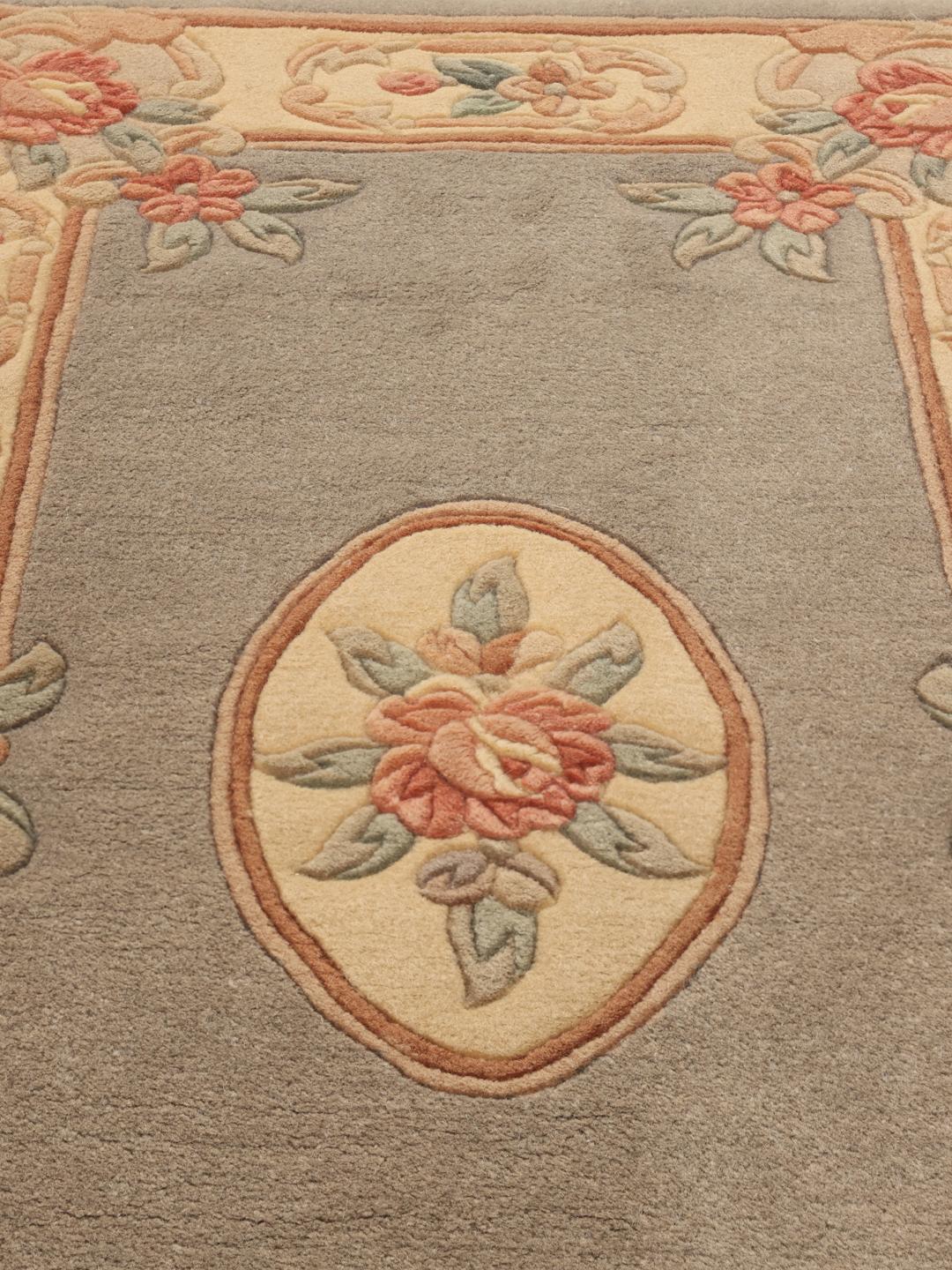 Håndknyttet kinesisk tæppe med blomstermotiv i beige og blød rød
