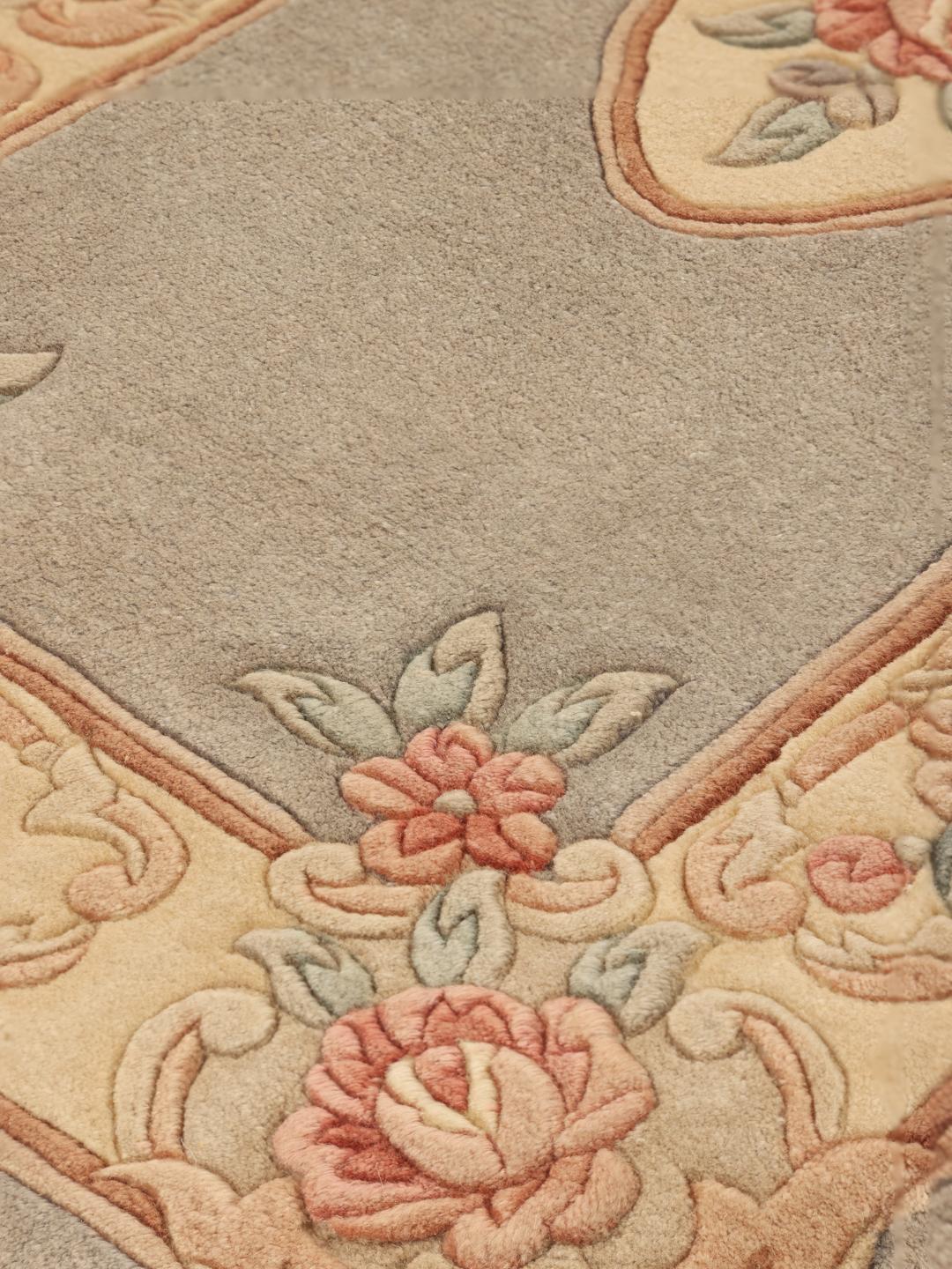 Håndknyttet kinesisk tæppe med blomstermotiv i beige og blød rød