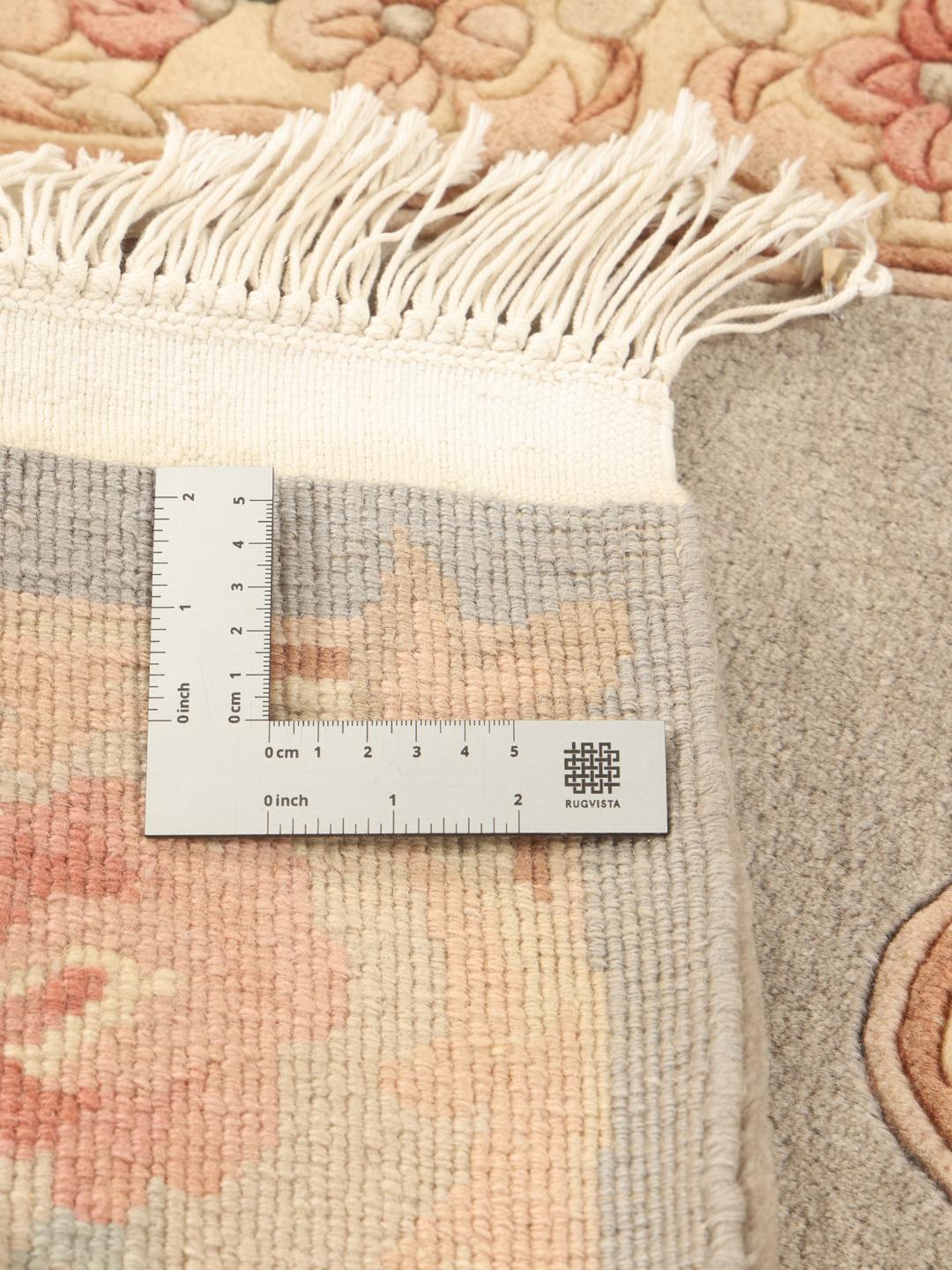 Håndknyttet kinesisk tæppe med blomstermotiv i beige og blød rød