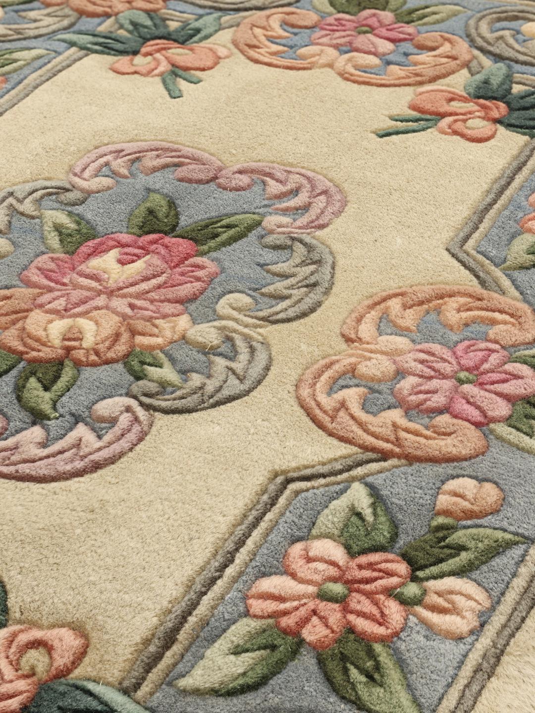 Håndknyttet kinesisk tæppe med blomstermønster i beige og blå