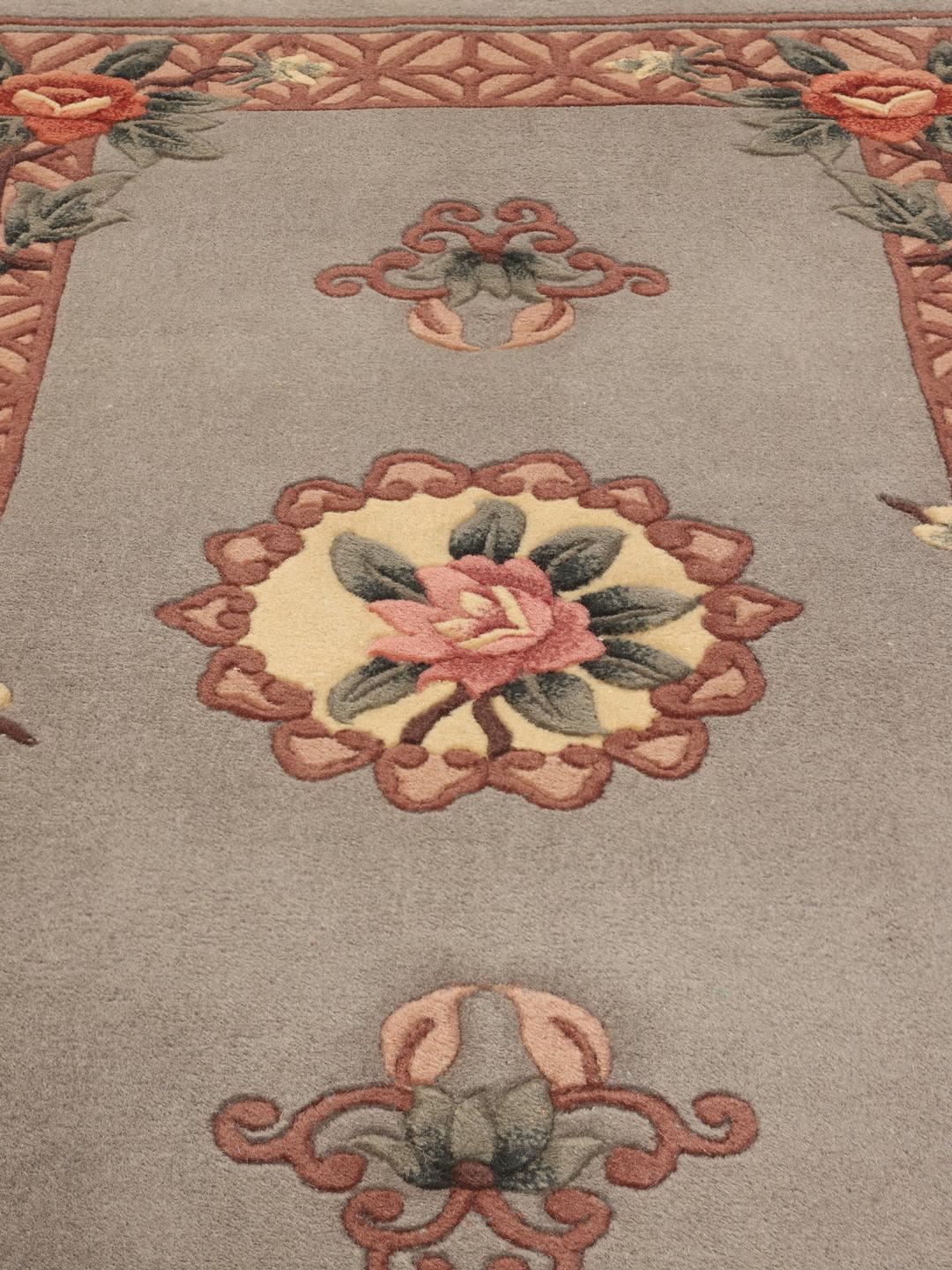 Håndknyttet kinesisk tæppe med blomstermotiver i grå, rød og beige