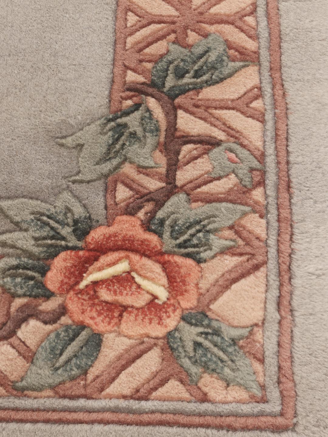 Håndknyttet kinesisk tæppe med blomstermotiver i grå, rød og beige