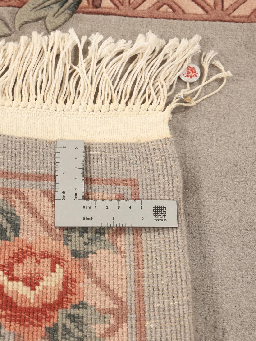 Håndknyttet kinesisk tæppe med blomstermotiver i grå, rød og beige