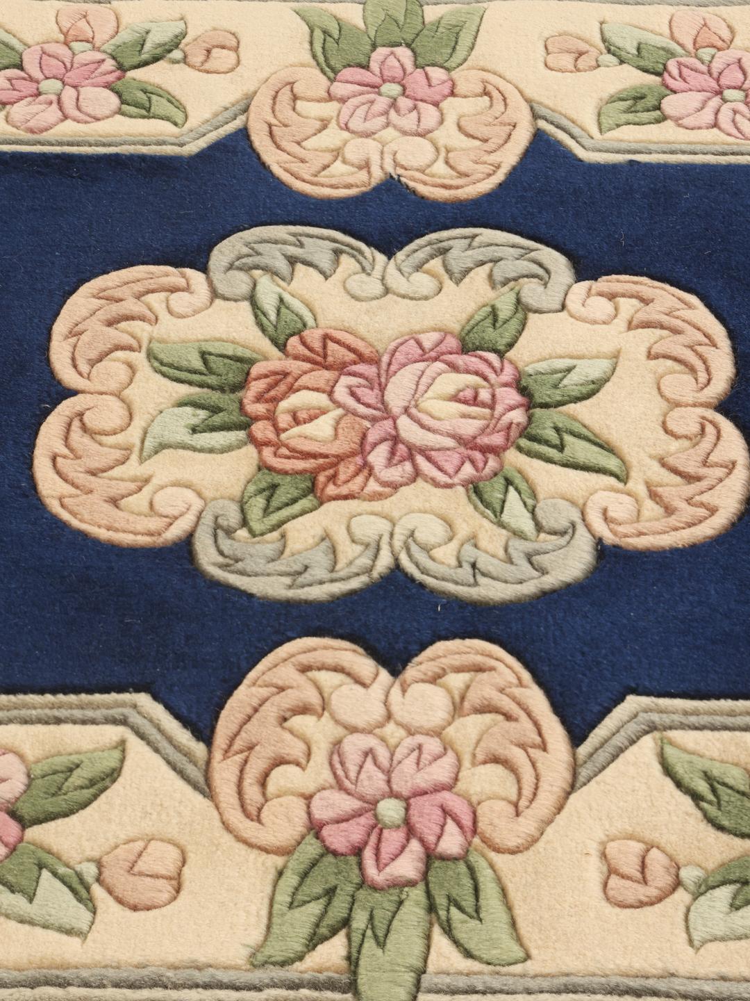 Håndknyttet kinesisk tæppe med blomstermønster i blå og pastelfarver