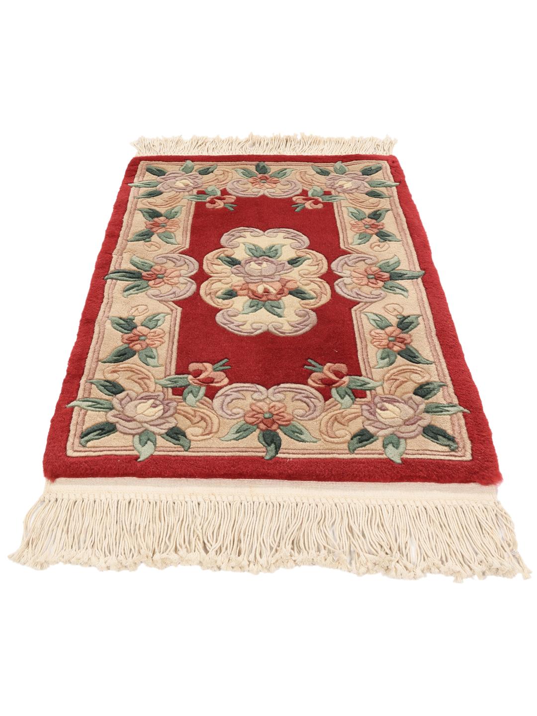 Tapis chinois noué à la main avec un champ rouge et des motifs floraux