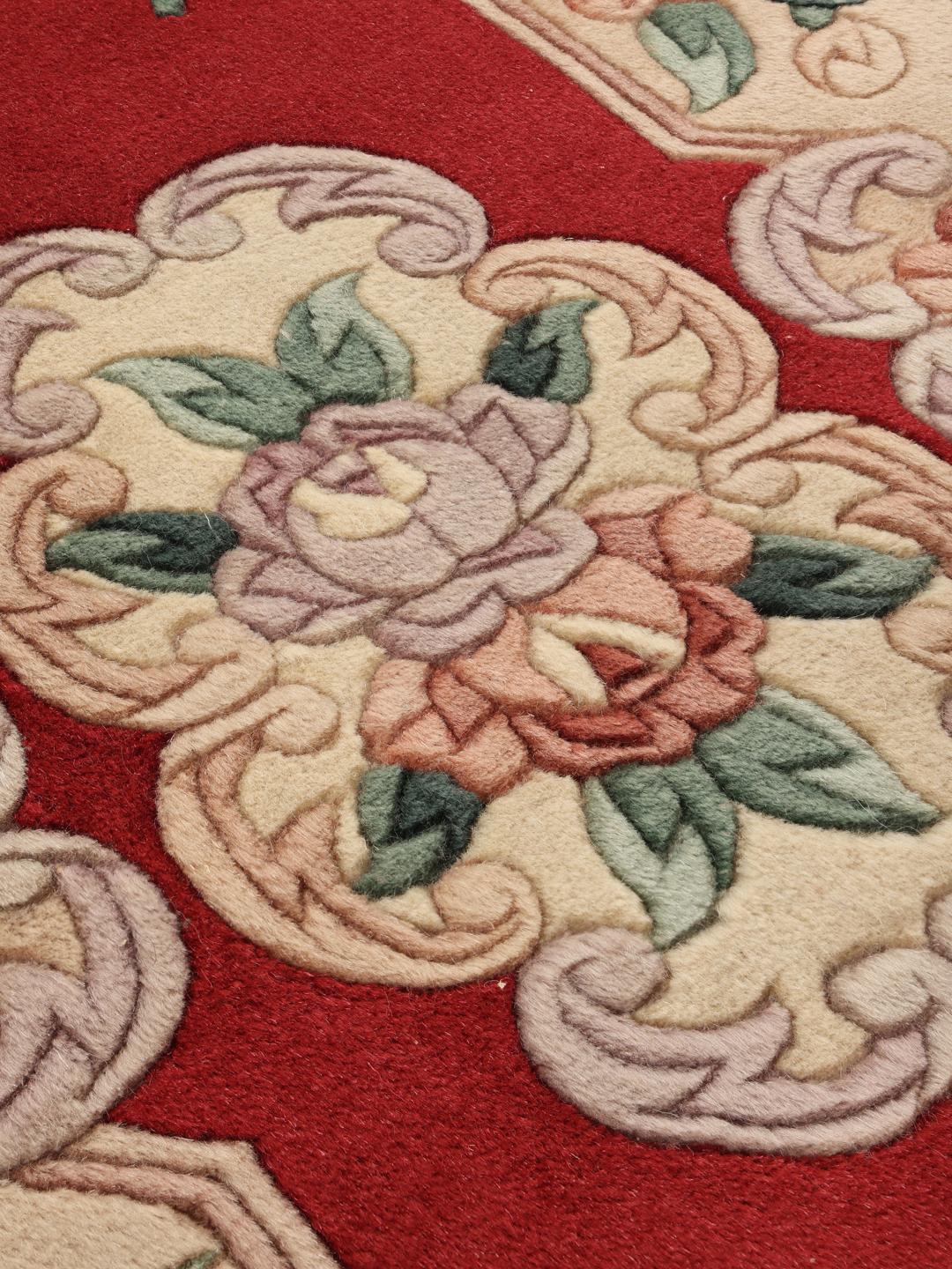 Tapis chinois noué à la main avec un champ rouge et des motifs floraux