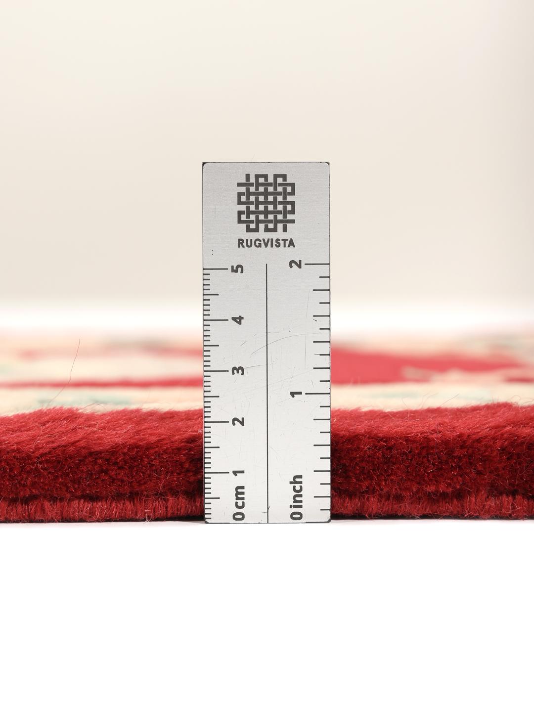 Tapis chinois noué à la main avec un champ rouge et des motifs floraux