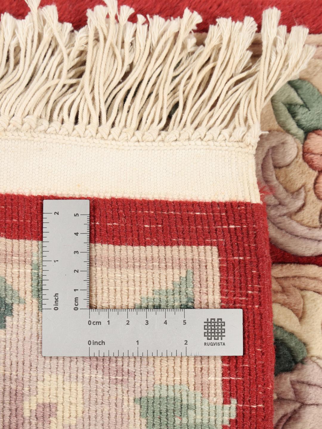 Tapis chinois noué à la main avec un champ rouge et des motifs floraux