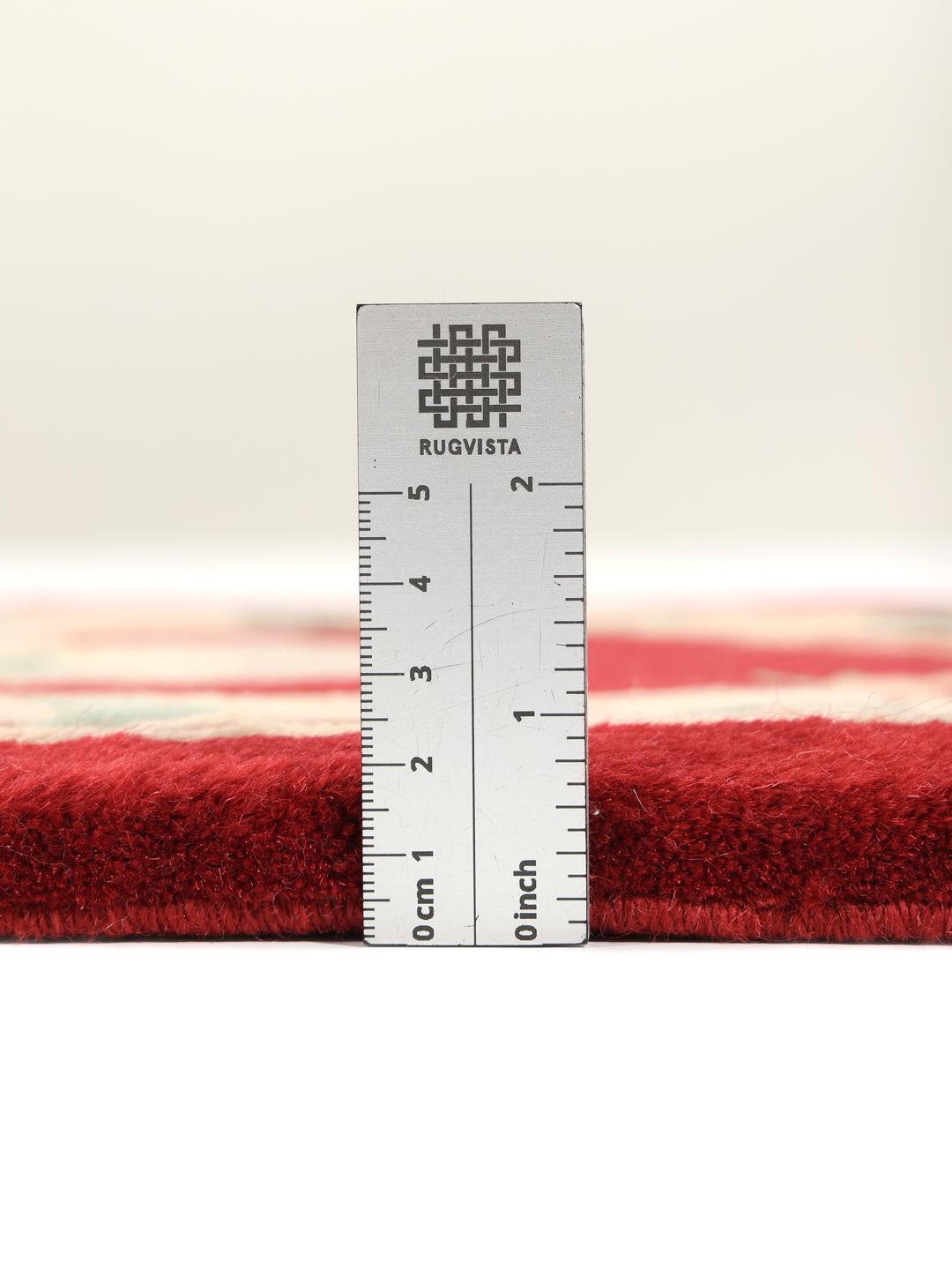 Un tapis chinois floral noué main dans des tons rouge et beige.