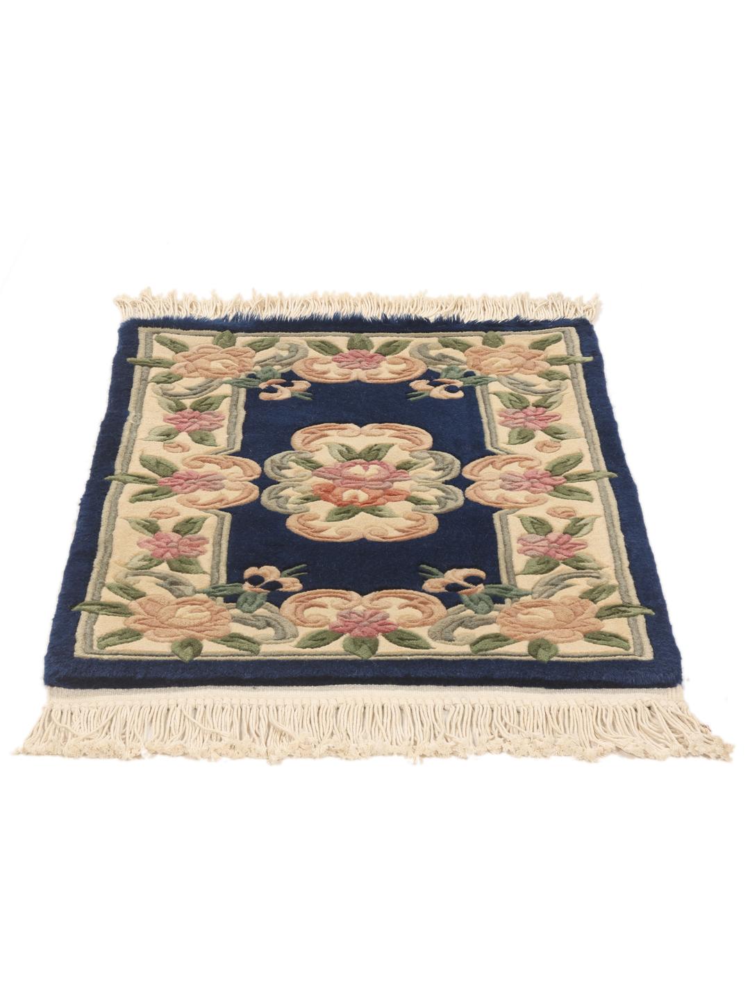 Handgeknoopt Chinees tapijt met een bloemenpatroon in blauw en beige.