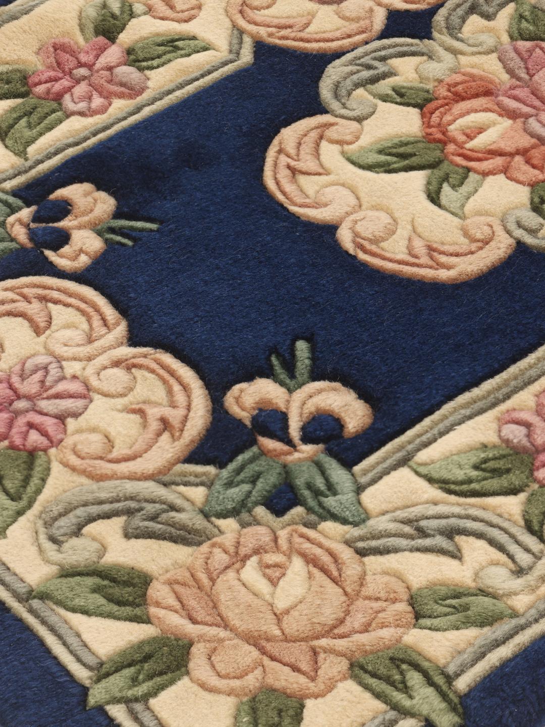 Handgeknoopt Chinees tapijt met een bloemenpatroon in blauw en beige.