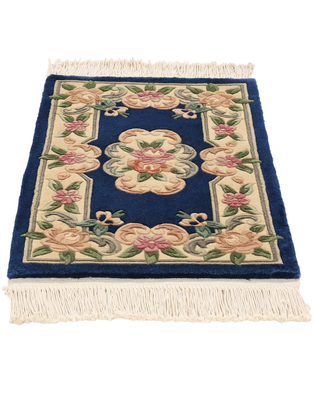 Håndknyttet kinesisk tæppe med blomstret design i blå og beige nuancer