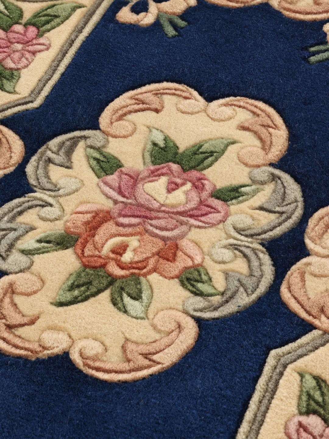 Håndknyttet kinesisk tæppe med blomstret design i blå og beige nuancer