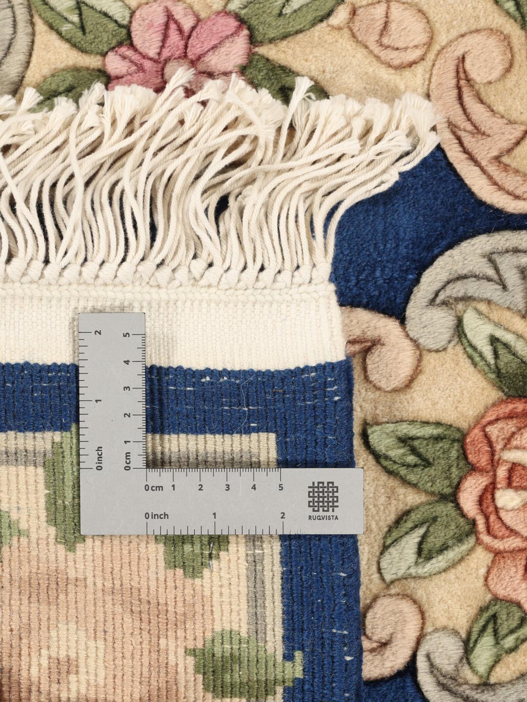 Håndknyttet kinesisk tæppe med blomstret design i blå og beige nuancer