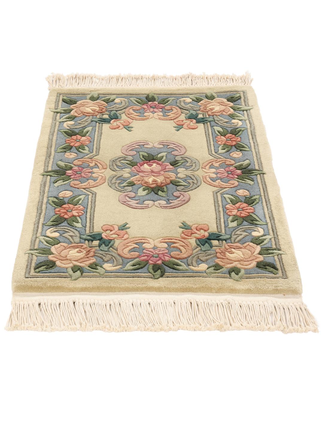 Een rechthoekig Chinees tapijt met een bloemdesign in beige, blauw en roze.