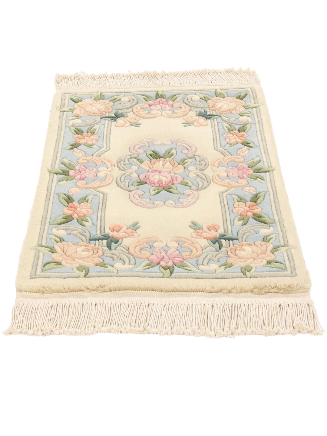 Håndknyttet kinesisk tæppe med et delikat blomsterdesign i bløde pastelfarver