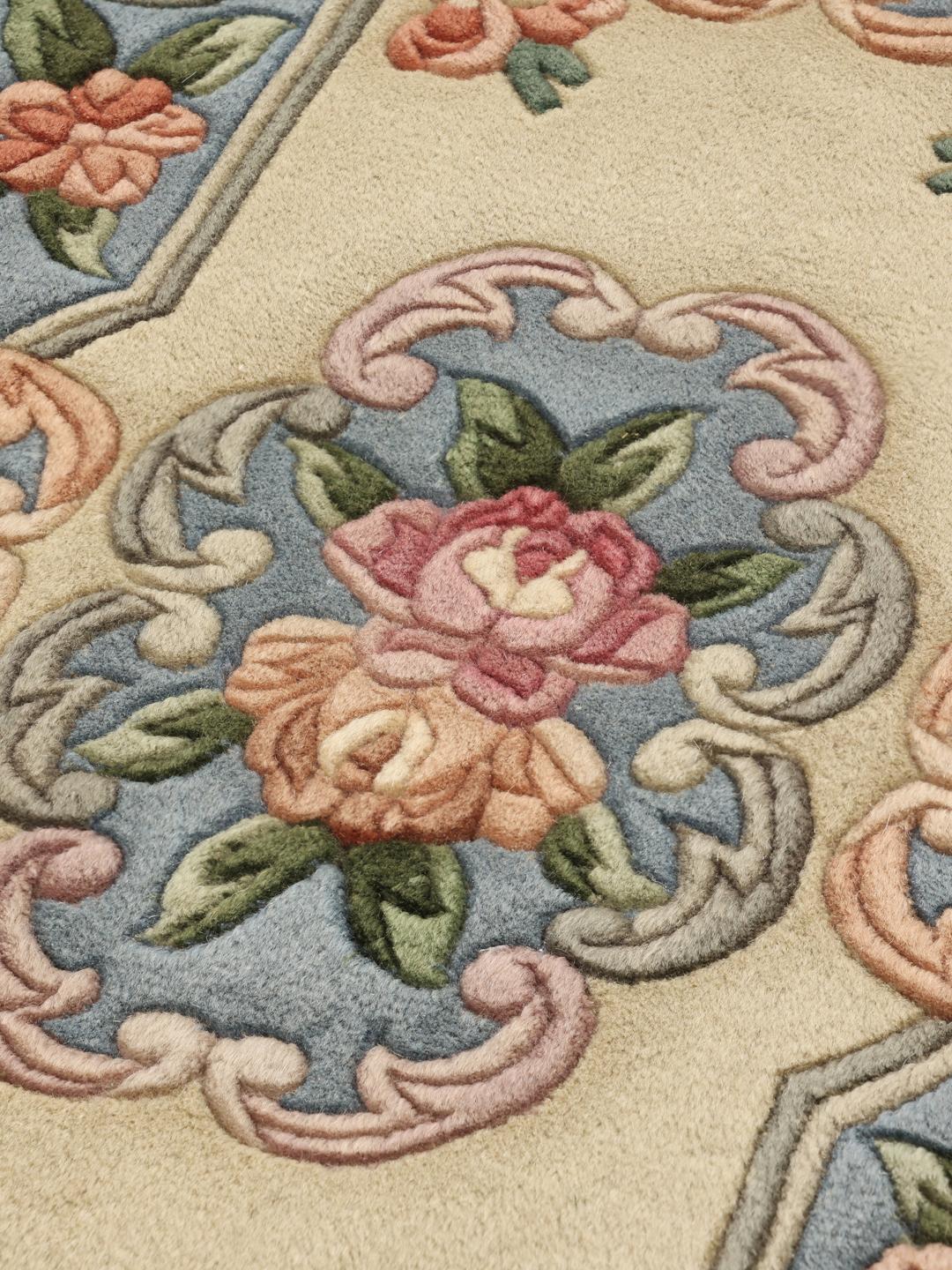 Håndknyttet kinesisk tæppe med et delikat blomsterdesign i bløde pastelfarver