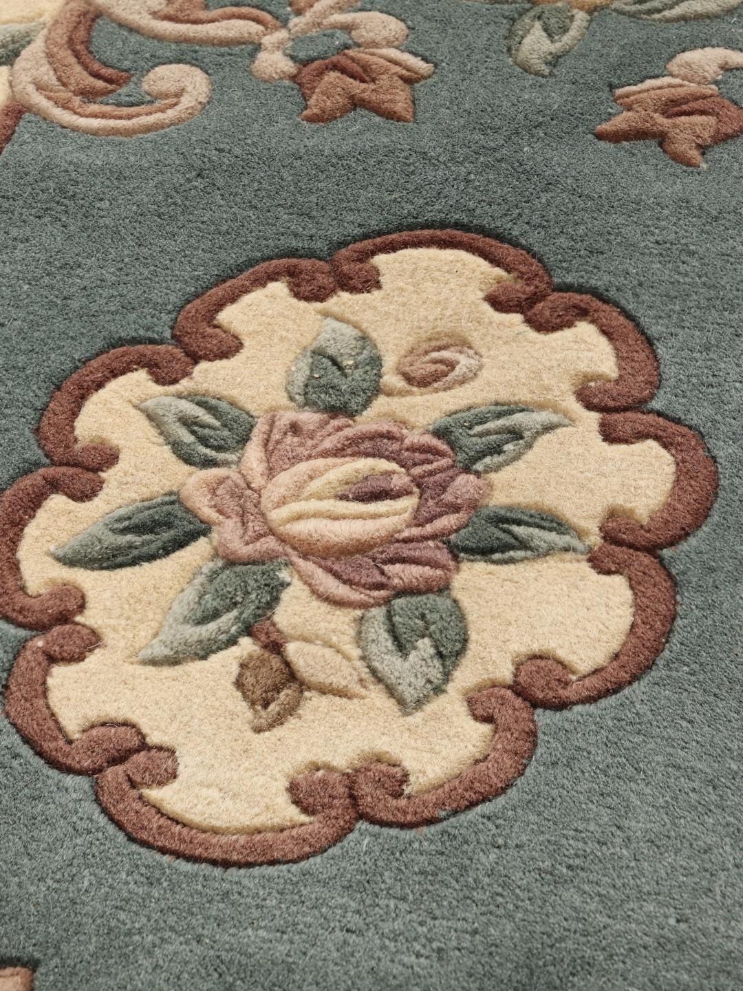 Håndknyttet blomstret tæppe fra Kina i lyseblå og beige